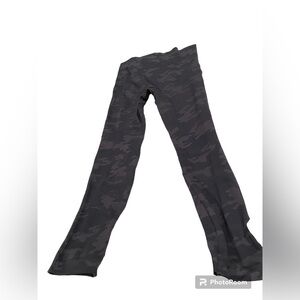 SPANX Dark camouflage black/gray. Size M R